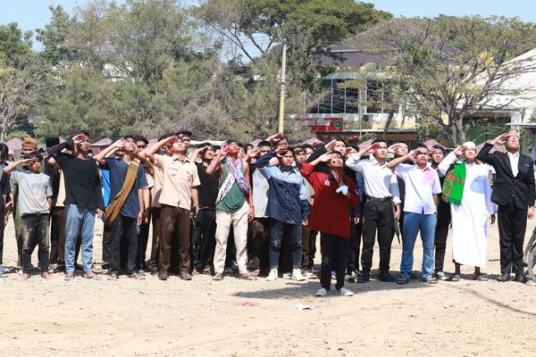 Sanggar Seni SMK Nurul Jadid Meriahkan Upacara HUT RI ke-79